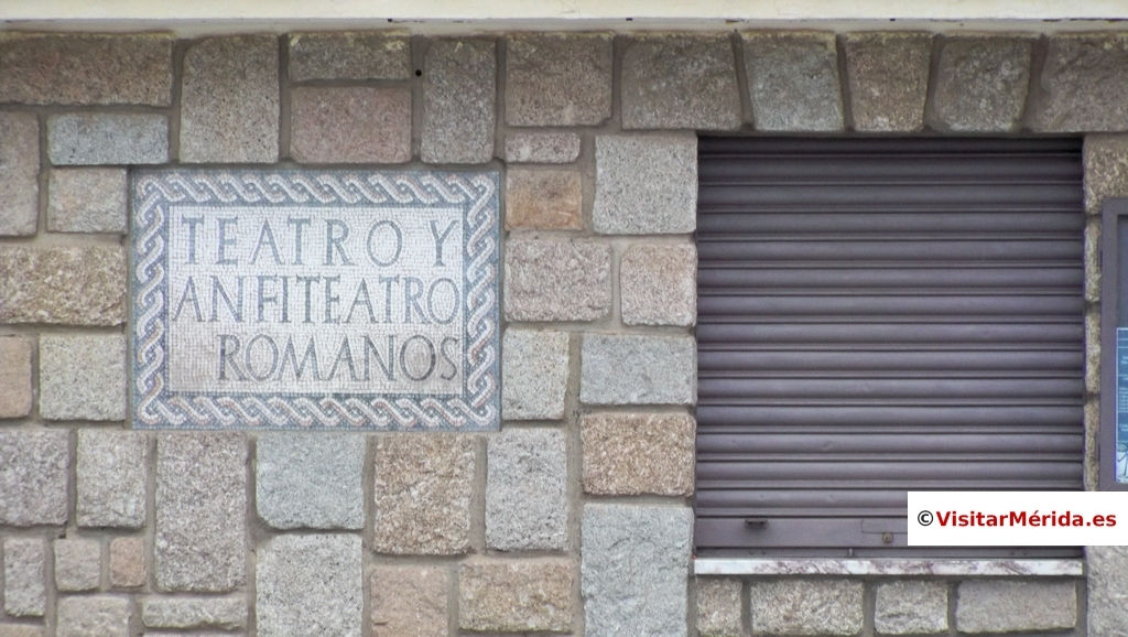 puerta entrada teatro romano